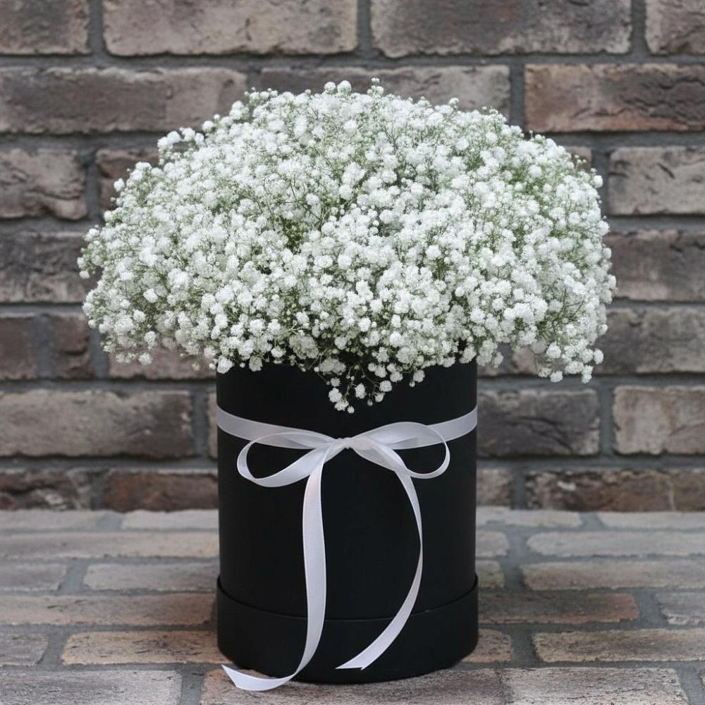 Цветочная композиция из Гипсофила в шляпной коробке в Панкрушихе