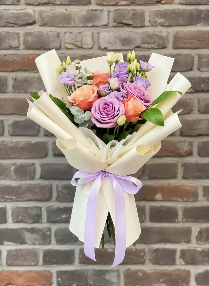 Букет цветов из: Лизиантусы и Розы в Панкрушихе