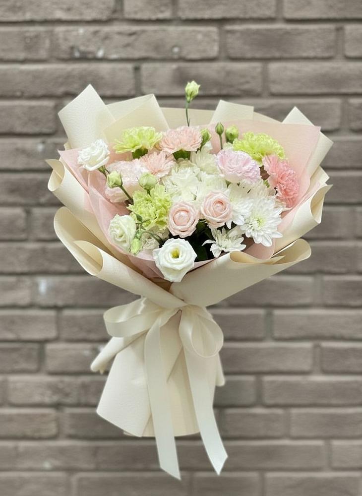 Букет цветов из: Гвоздики, Розы, Лизиантусы и Хризантемы в Панкрушихе