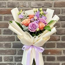 Букет цветов из:  Лизиантусы и Розы в Панкрушихе