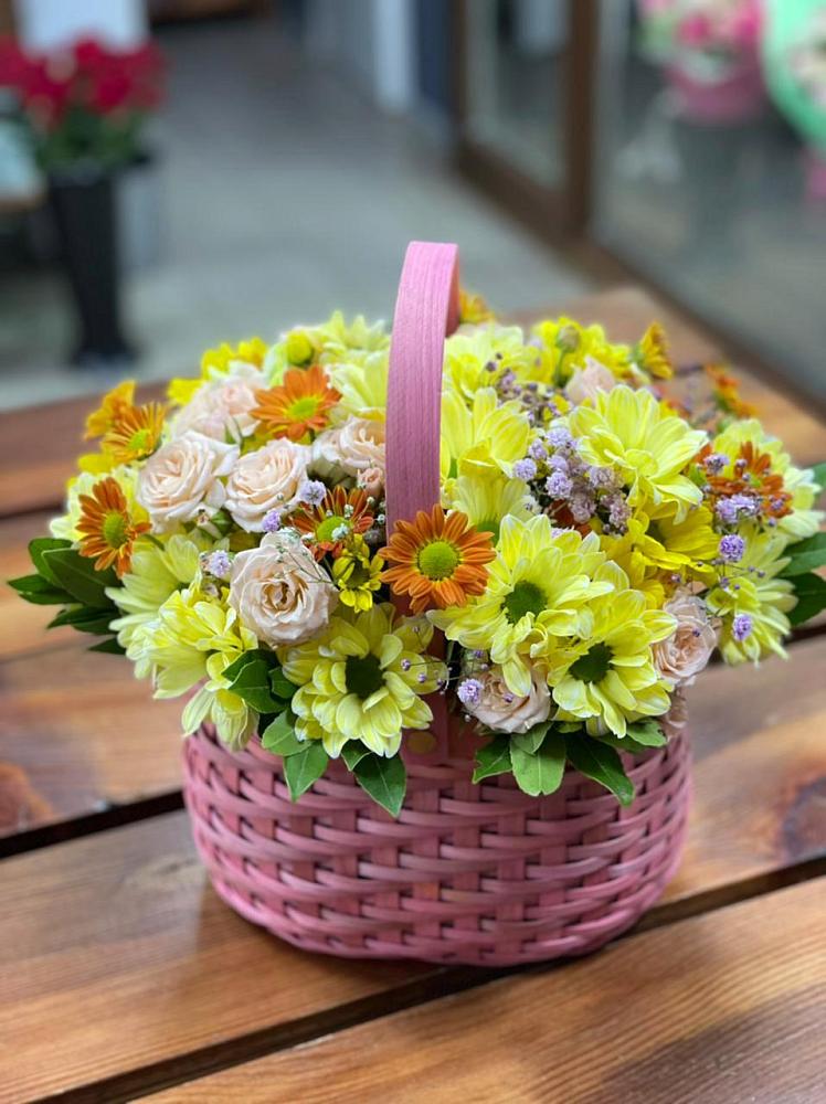 Цветочная композиция из Хризантемы и Розы в корзине в Панкрушихе