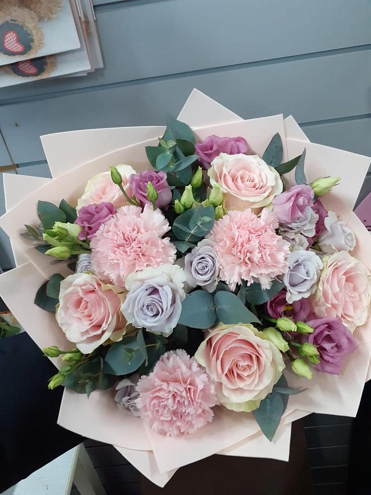 Букет цветов из: Розы, Гвоздики и Лизиантусы в Панкрушихе